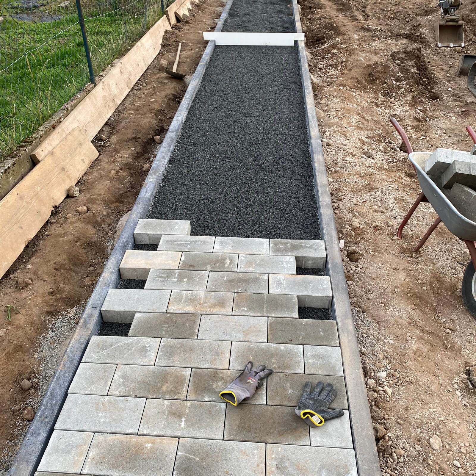 Eingefasster Weg mit grauem Betonplaster