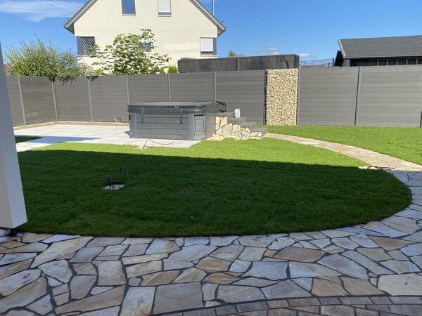 Natursteinterrasse mit neuer Grünanlage